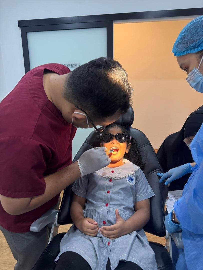Child dental check-up at a Qualiteeth community event
