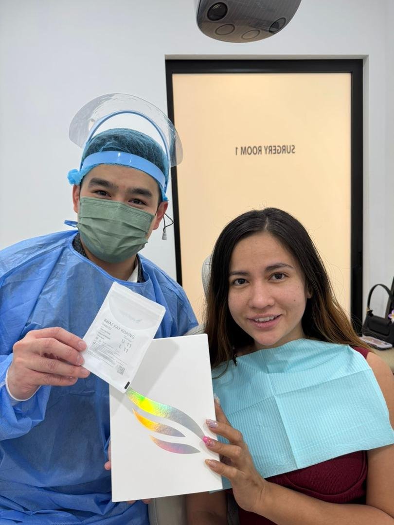 Happy patient with her dentist at Qualiteeth
