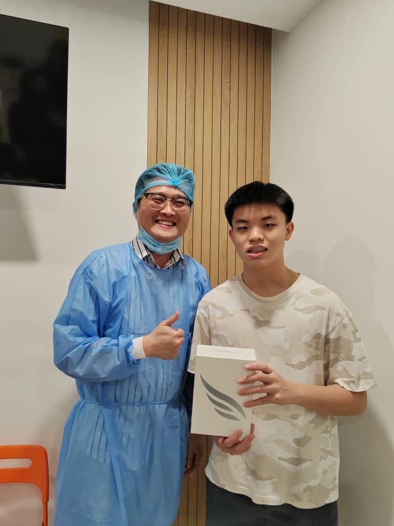 Happy patient with his dentist at Qualiteeth