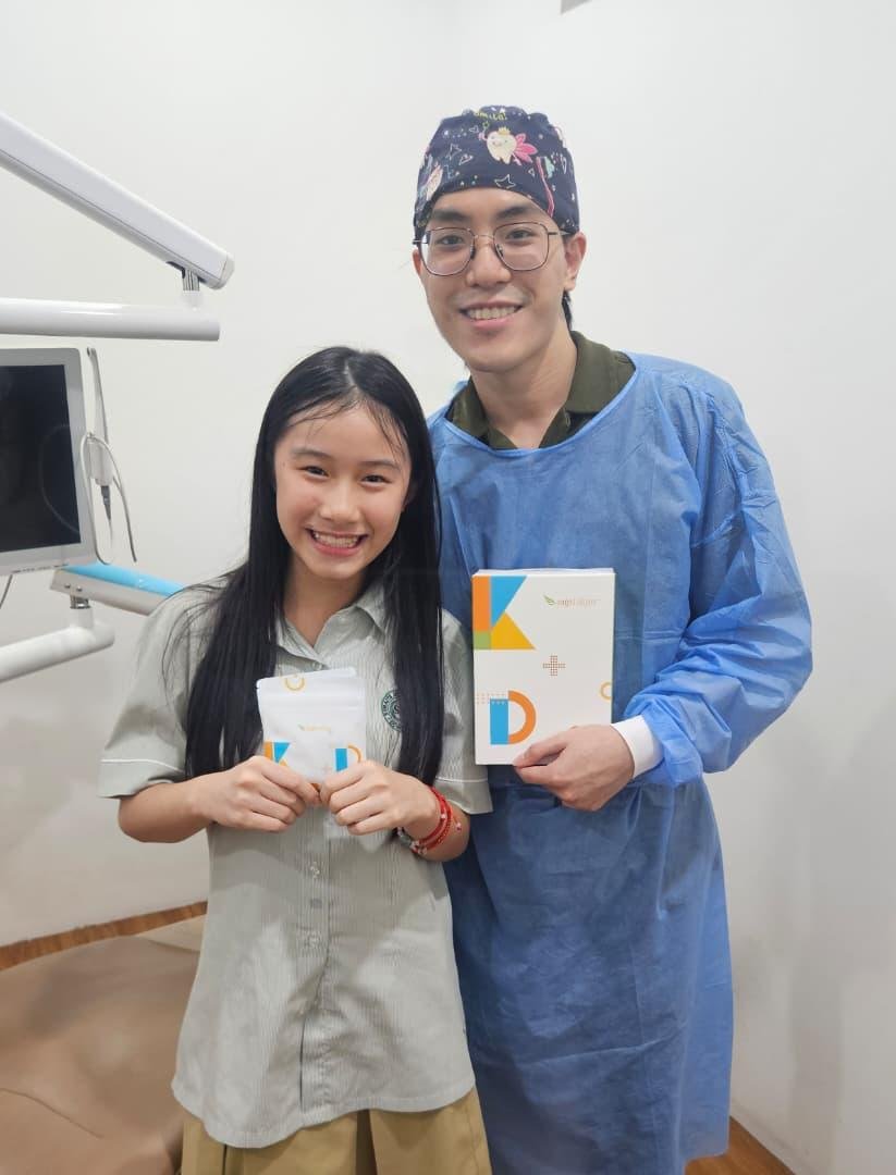 Happy patient with her dentist at Qualiteeth
