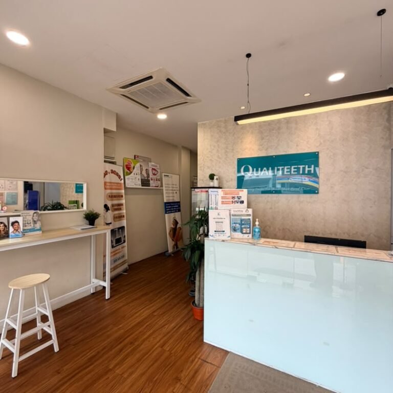 Reception counter at Qualiteeth Desa Aman Puri