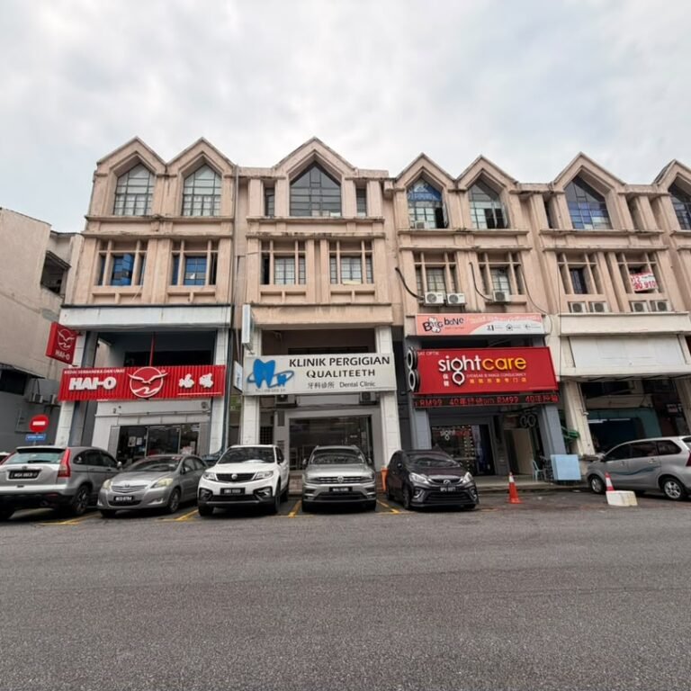 Desa Aman Puri shopfront, Qualiteeth Dental Clinic