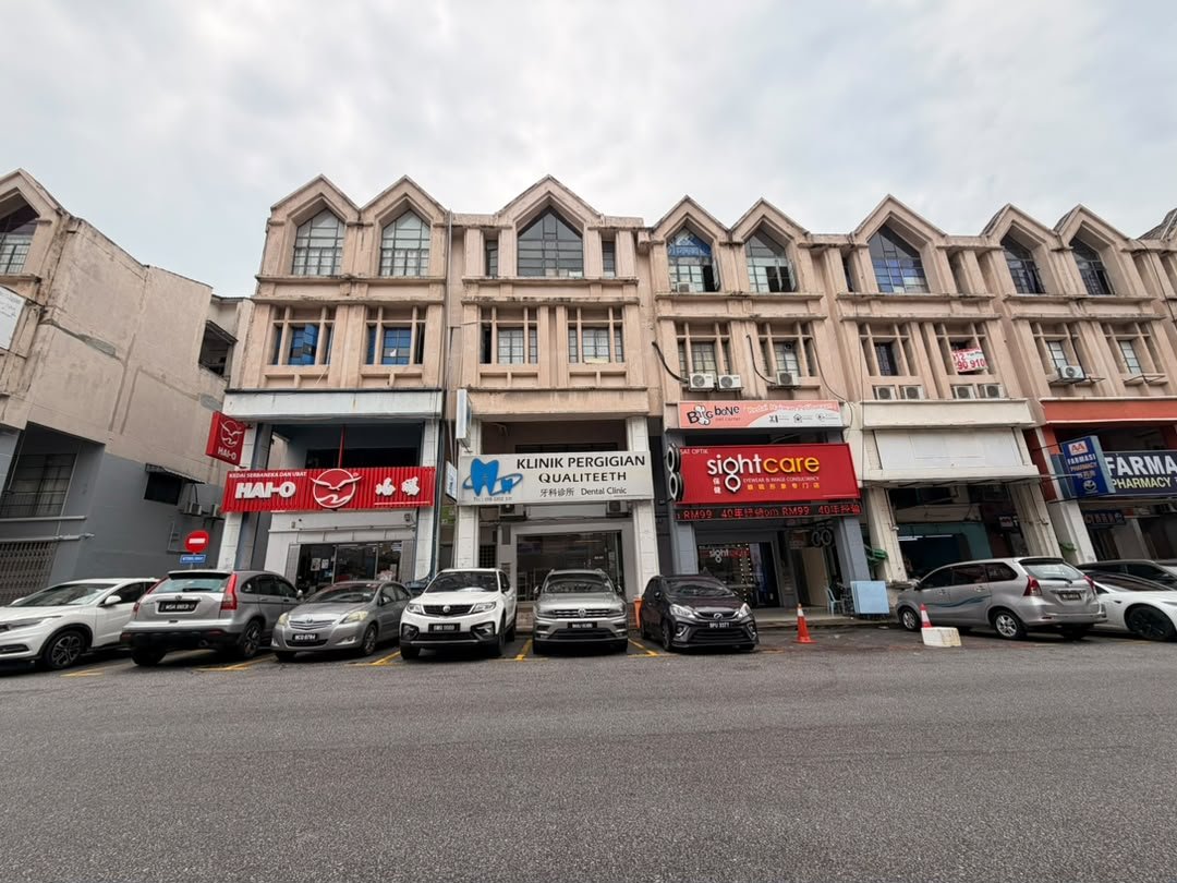 Dental clinic Desa Aman Puri: Qualiteeth Desa Aman Puri shopfront